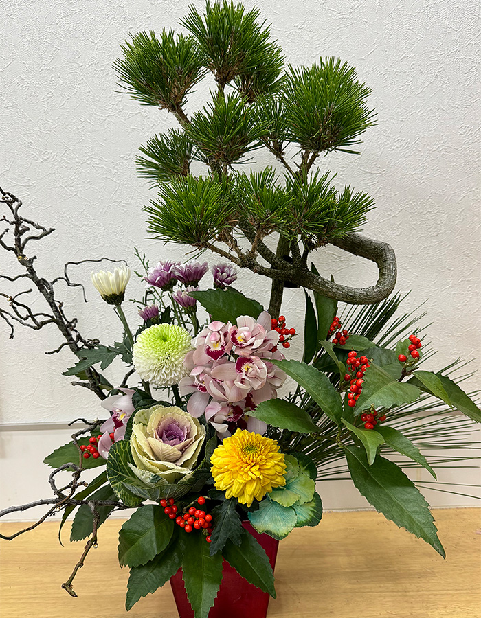 千両と松の和風のアレンジメント